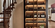 楼梯口嵌入式红酒柜设计：简约美观，实用收纳