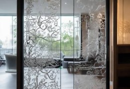 智能锁专用玻璃定制，打造个性化家居安全体验