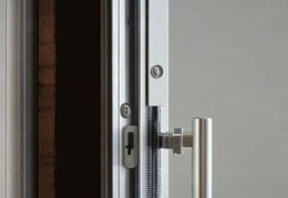 防盗门弹簧作用解析：稳固守护的秘密武器