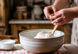 油烟机清洁面粉新用法，告别顽固油渍烦恼